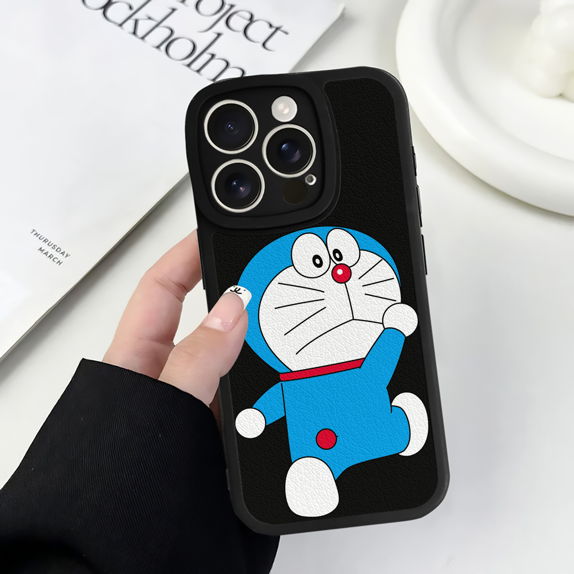 （画像用） ドラえもん Doraemon 【iPhone 16シリーズ対応】シリコンスマホケース（レザー調） 材質：シリコン